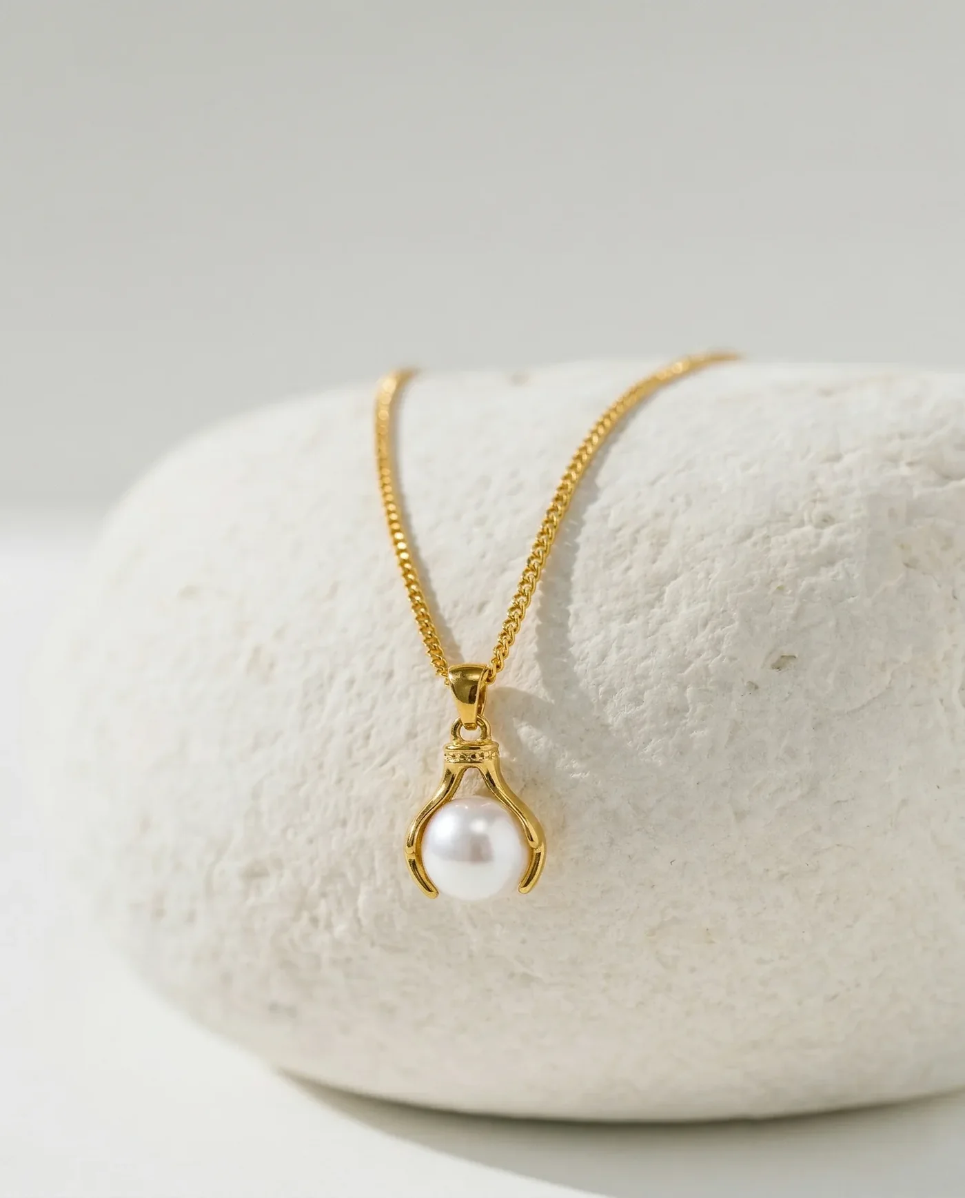 B Classy gold pendant composition